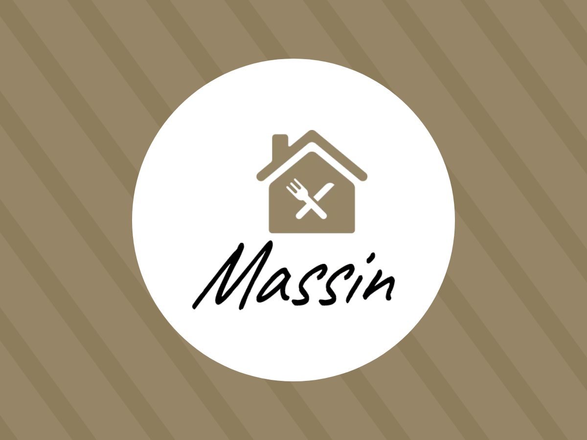 Plaatshouder: het logo van Eethuis Massin op een witte schijf, op een taupe vlak met schuine strepen.